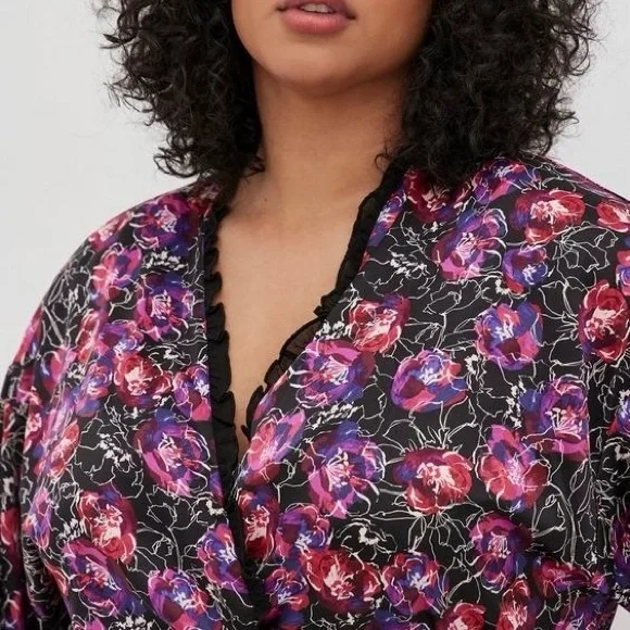 torrid Kimono Sleeve Midi Robe - Satin Floral Black Water Outline Floral 3X / 4X - Picture 4 of 16